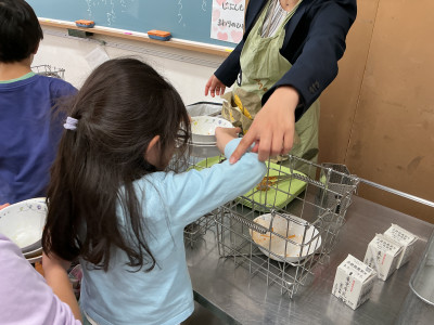 片付け　後ろ姿